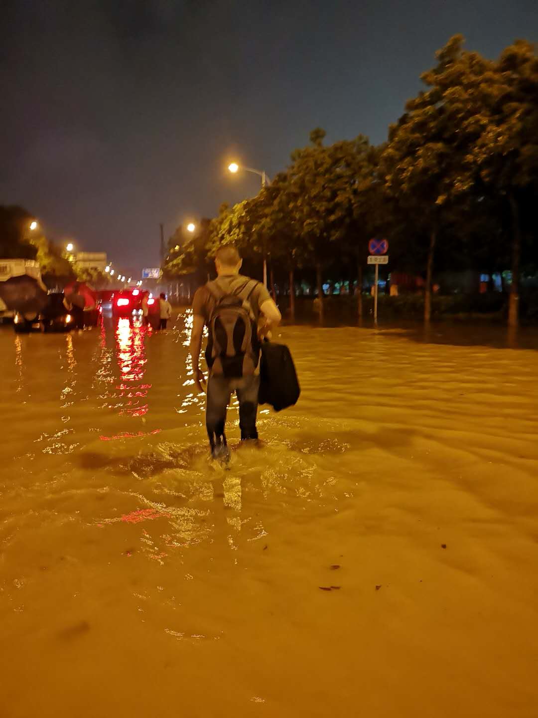 陈耀凯教授冒着大雨涉水步行一公里多至直播间