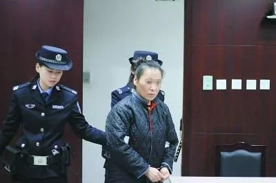 法院最终判处翟某有期徒刑10年，罚金5万元，并责令其退赔被害人所诈骗的数额64万余元