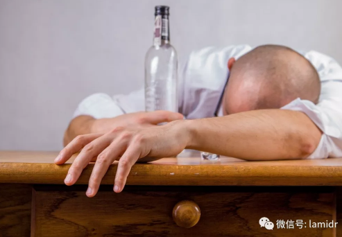 HIV阳性者更有可能有过心肌梗死、精神病诊断、吸烟，并且滥用酒精或非法药物的既往史