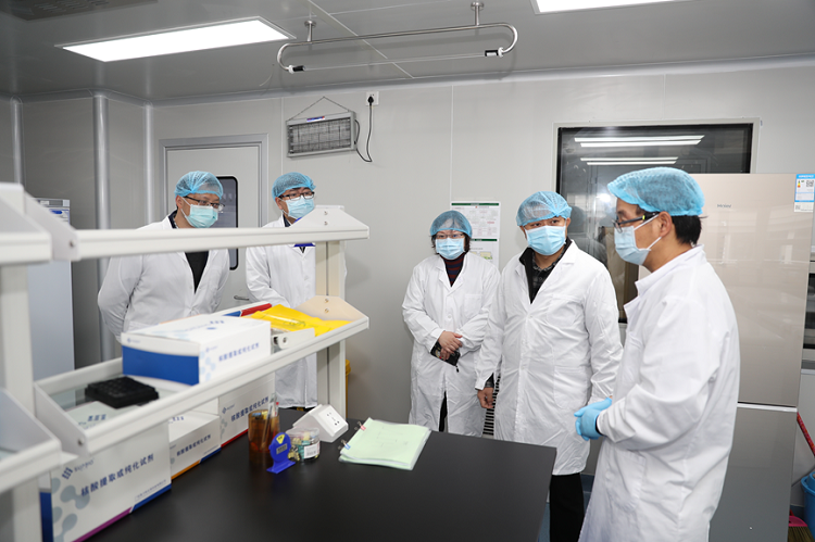 图为区领导一行参观了解公司抗疫产品的产研情况