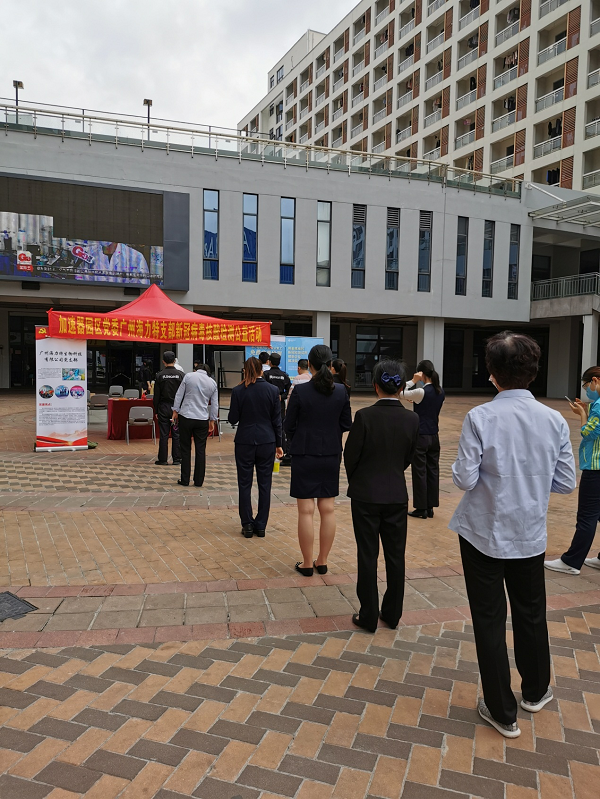 图为受检者正在有序排队登记候检